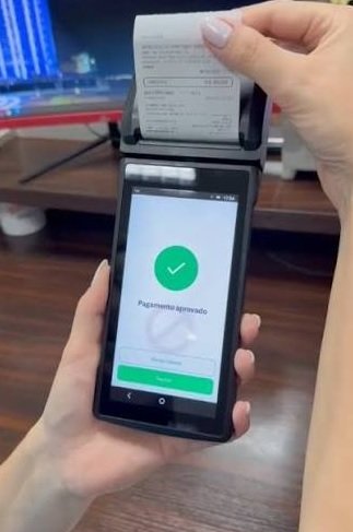 Smart POS imprimindo o comprovante com a mensagem de pagamento aprovado